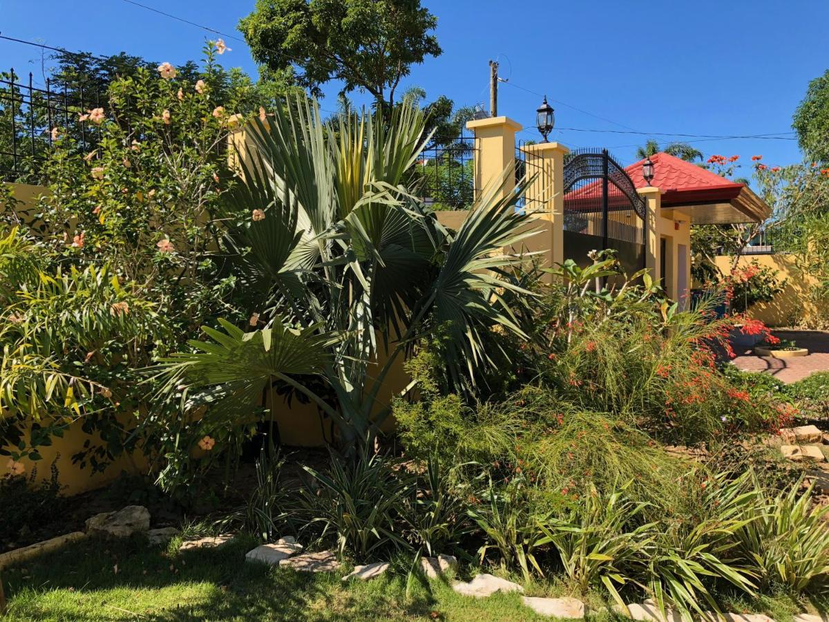 Strutz Art Garden Resort Bangued Extérieur photo